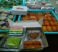 Kue kotak isi 4 kue + air
