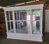Lemari kaca 3 pintu