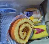 Kue Kotak ( 3 kue + air mineral gelas)
